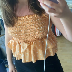 Super sött topp - Sommar topp som är så fin. Använd en gång. Så skön💓 Köparen står för frakten som är 45kr❤️