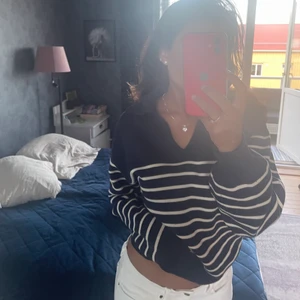 ” Båttröja ” - ! Sorry för suddiga bilder har en liten spricka i kameran ! Säljer denna jättefina randiga ” båttröja ” från &other stories. Aldrig kommit till användning men passar bra till sommaren vid kusten! Köpt för 800❤️