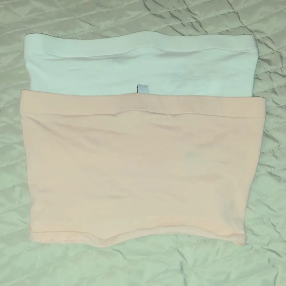 Två st linnen med färgen vit och rosa båda två är i väldigt bra skick och endast använda 1-2ggr. Storleken på dem är xs, dem kostar 50kr+ frakt som då är 14kr//mvh Nikki. Toppar.