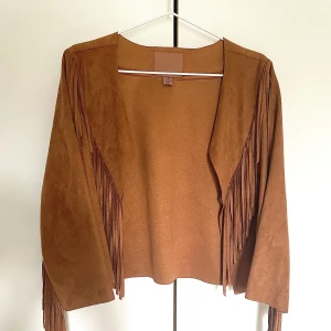 Jacka med fransar - Jacka med fransar 🧡 Storlek 38 men passar mer som 36🧡