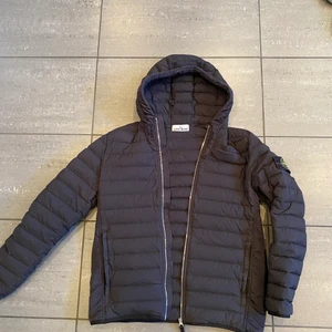 Stone island jacka - Stone island dunjacka i storlek L. Köpt på NK i Stockholm. Köparen står för frakt 📦  fler bilder kan skickas om de behövs.