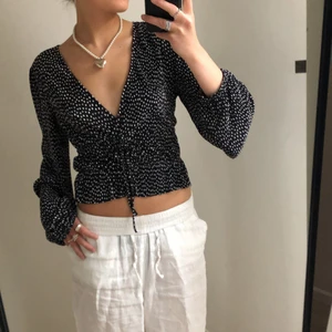 Prickig zara topp - Prickig zara topp, helt oanvänd - prislapp kvar. Frakten ingår i priset, kontakta mig gärna vid frågor💕