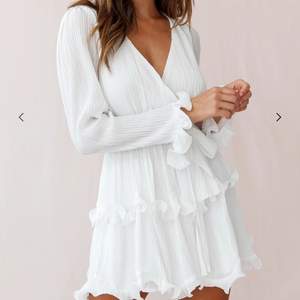 Säljer en superfin vit klänning perfekt till sommaren eller studenten !!☀️🤩 endast provad och prislapp osv. Den är från Dennis Maglic och helt slutsåld, köpt för 899kr💓