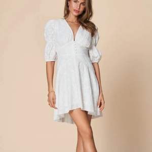 Superfin vit adoore klänning i storlek 38 🤩 Endast använd 1 gång.  Perfekt till student/skolavslutning🌟 nypris 1450 , köparen står för frakten!