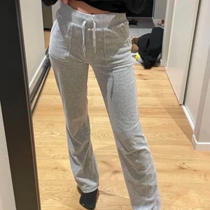 Gråa juicy byxor - Säljer nu mina älskade juicy couture byxor i färgen ( gray marl) de är i storleken s men passar mig som vanligtvis har xs, använda fåtal gånger men inga täcken på användning❤️