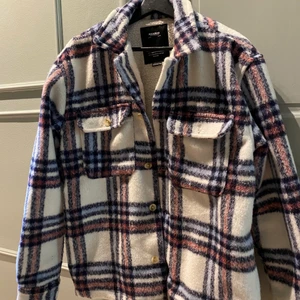 Jacket - Helt ny jacka super varmt o skön, bekväm och den e använt bara två gånger. 