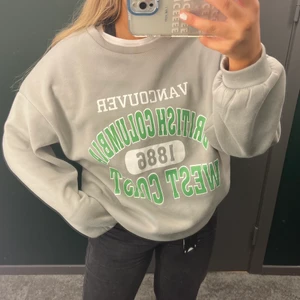 Oversize tröja - Oversize sweater från SHEIN i storlek L. Endast använd fåtal gånger, nyskick. Jättefin ljusgrå färg! Köparen står för frakt