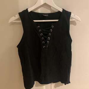 Svart topp/crop top i storlek Medium. 