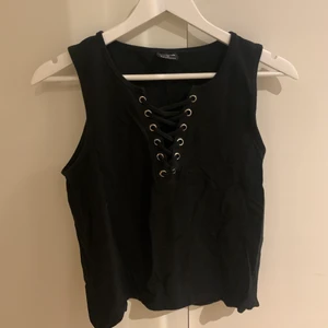 Svart topp - Svart topp/crop top i storlek Medium. 