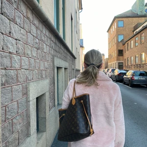 Lv neverfull - Kollar intresset på min Fina LV neverfull väska! Super fint skick!