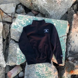 Vintage sweatshirt!! 🌅🌆 - Champion 1/4 zip från Xavier university. Storlek M. Tröjan är i bra skick dock är den lite nopprig, dock inget som stör. Hör av dig om du undrar något! 🌅🌱