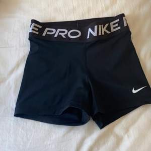 Säljer mina Nike PRO Shorts för att dom inte kommer till användning längre !!säljer bara vid bra pris förslag!! Skriv privat om du undrar något du får välja själv om du vill ha spår bar frakt elr inte 💕(storlek xs men kan också passa som xxs)