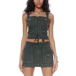 Jaded London cargo miniskirt  - Jag säljer en mörkgrön cargo kjol från Jaded London pga att den är för liten för mig. Den är helt oanvänd och har fortfarande lappen kvar! Ordinarie priset är 609kr!