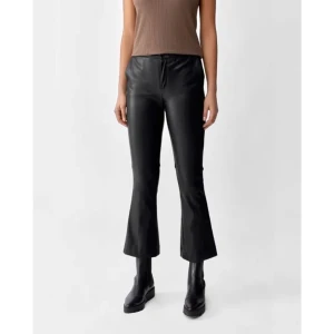 Twist & Tango ”skinnbyxa” stl 38 - Kroppsnära byxor i Vegansk PU. Riktiga fickor fram. Byxan stängs med knapp och hyska fram. En söm vid knät bak för förbättrad passform och komfort. Stl 38. Använda fåtal gånger