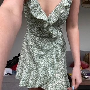 Grön klänning  - Grön gullig klänning 