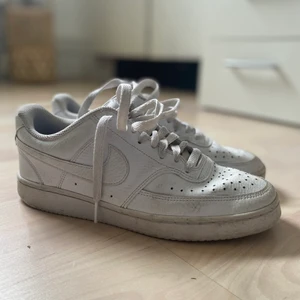 Vita Nike skor  - Säljer mina Nike skor. Lite smutsiga men kan försöka tvätta bort lite smuts innan jag fraktar isf. Använda under en skolavslutning förra sommaren och kanske någon dag under sommaren. I bra skick men lite smutsiga som sagt. Nypris 800kr.