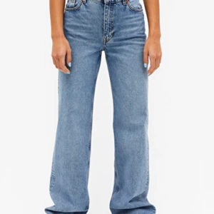 Monki Yoko jeans - Säljer mina älskade monki jeans då de har blivit en aning för små för mig, supersnygga med lite defekter vid hälen men inget som man märker. Köparen står för frakten!! 