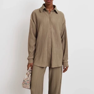 Gina tricot set  - Jättefin set ifrån Gina Tricot. Skjortan är S och byxorna M. Använd en gång så skick är som nytt. 