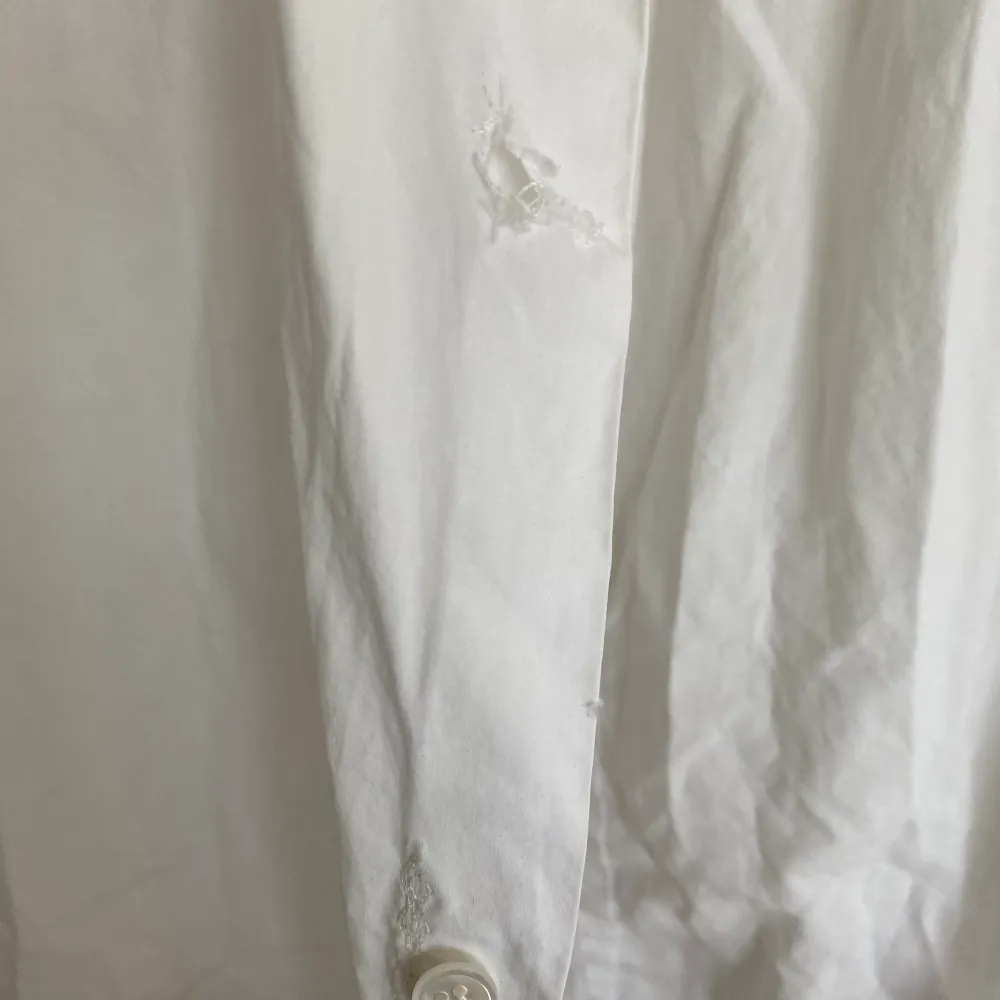Säljer en vit skjorta från Prada. Köpt på sellpy och saknar en knappt som visat på bilden, men kan enkelt lagas. Storlek XS. Inte oversized. Köpt för 200kr. Skjortor.