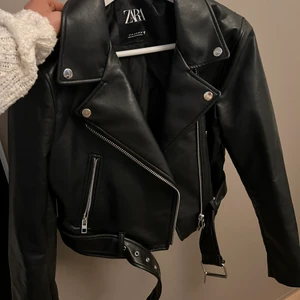 Zara skinnjacka - Säljer nu en superfin och väldigt sparsamt använd skinnjacka från Zara 🤍 Nypris ca 600kr