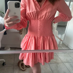 By Malina klänning  - Säljer dena superfina By Malina klänning då den inte kommer till användning längre. Har bara använt den vid ett tillfälle så den är praktiskt sett ny💕 köpte för 2000kr och säljer för 999kr💕