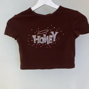 Shein top - Shein topp för barn ( 11-12 yrs ). Crop-top med liten öppning vid ryggen. Skön material. 