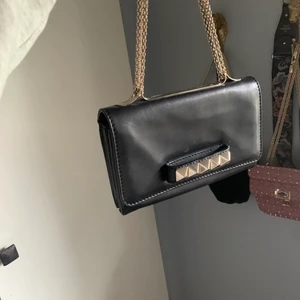 Valentino garavani vavavoom väska - Intressekoll på min fantastiska valentino vavavoom väska. Fortfarande i superfint skick! Tyvvär ingen dustbag kvar men kortet jag fick med när jag köpte den följer såklart med! Bara att skiva vid frågor! 💓💓💓