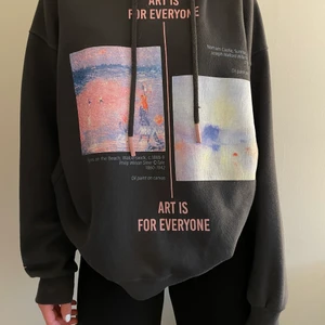 hoodie med tryck - jätteskön hoodie från pull&bear, strl M 