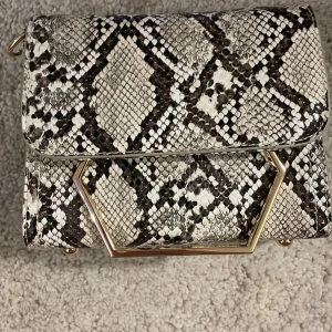 Väska  - Säljer min väska som inte kommer till användning. Köptes på ellos för 250kr säljer för 100kr