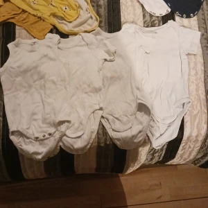 4 bodies barn - 4 st vita bodies, 1st linne 3st t-shirt. Storlek 68. Använt skick.