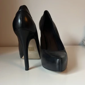 Kurt Geiger pumps - Kurt Geiger pumps i skinn med gömd platå, inga märken, endast använda 1 gång inomhus. Nypris 1999kr klackhöjd 11 cm platå ca 2 cm