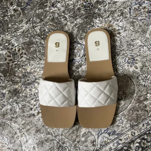 Sommar sko - Säljer nu dessa fina tofflor till sommaren. Använda en gång men ser nya ut! 😍❣️💛