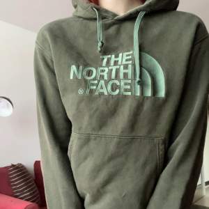 En kallt grön hoodie från märket The North Face. Säljer då den inte kommer till användning. Färgen är så som på första bilden. Priset går att diskutera, skriv för fler bilder :)  Jag är 173 och brukar ha strl XS-S