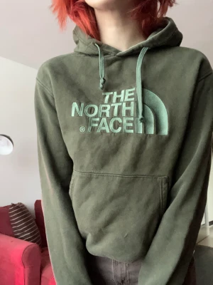Grön hoodie från The North face - En kallt grön hoodie från märket The North Face. Säljer då den inte kommer till användning. Färgen är så som på första bilden. Priset går att diskutera, skriv för fler bilder :)  Jag är 173 och brukar ha strl XS-S
