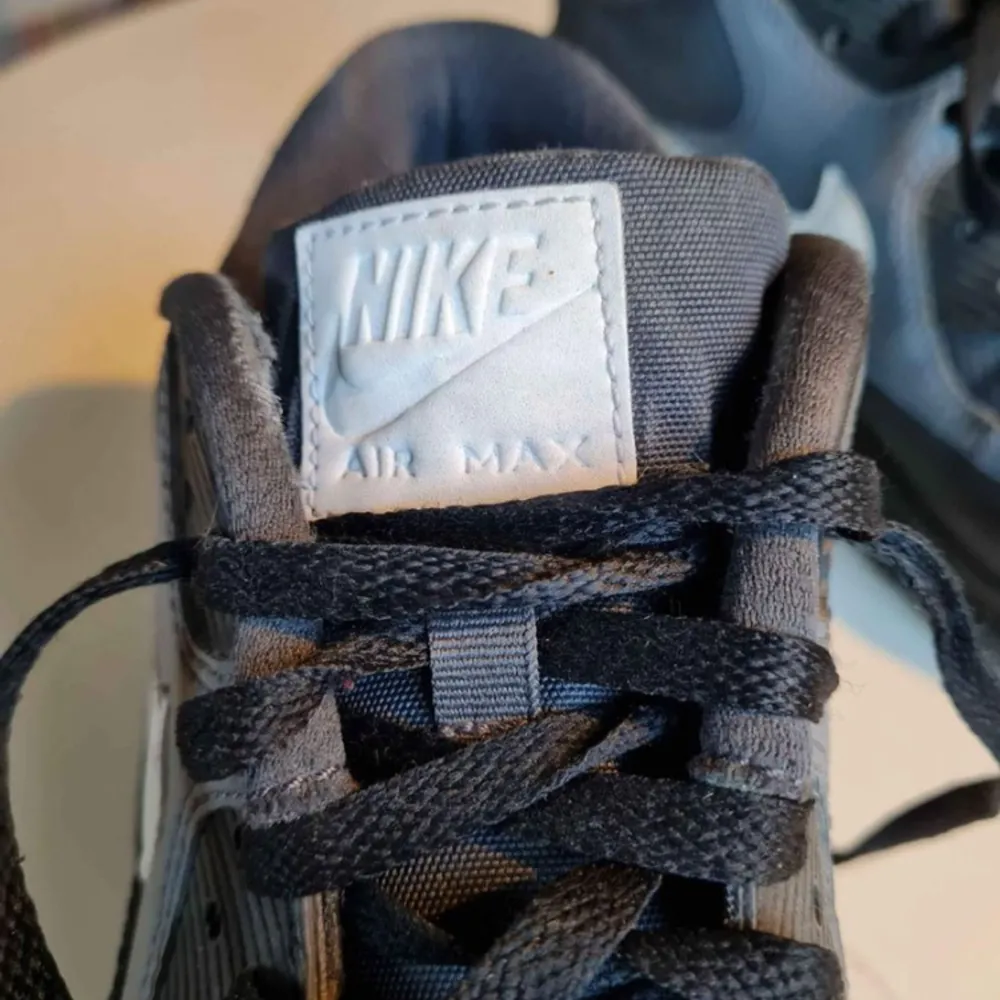 Ett par fräscha Nike skor. Skor.