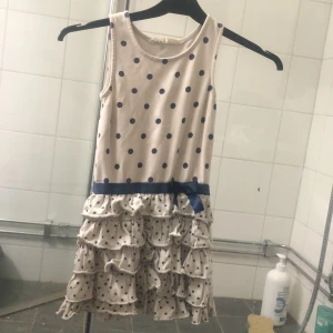 En prickig vit klänning  - Den har inga skador 