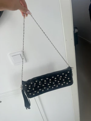 Väska  - Säljer denna väskan med nitar. Köparen står för frakten 💖