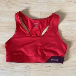 Reebok topp - Träningstopp från Reebok, använd 2 ggr, super skön men för stor för mig😊