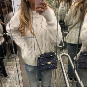 Tröja - Intressekoll på denna svin snygga tröja ifrån Soft goat. Suuper mjuk verkligen och passar till allt!  Nypris var ca 4000kr.