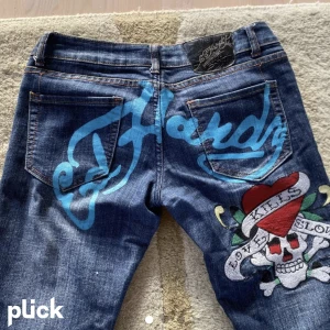 Ed Hardy jeans - Äkta  Lågmidjade jeans från ed Hardy Rak passform  Strl 30, motsvarar S    Midjemått: 39,5 Innerbenslängd: 83 cm.  Jag är 168, strl xs/s i byxor. På mig är de lite långa. Hade mycket problem med förra budgivningen men buda och skriv på denna annons!