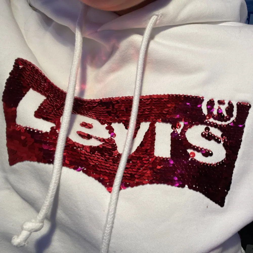 En jätte fin Levi’s hoodie i storlek XXS men passar XS också.  Nästan aldrig använd, bra skick. Paljetter som går att vrida på. Säljer för den matchar inte min stil längre tyvärr.. Hoodies.