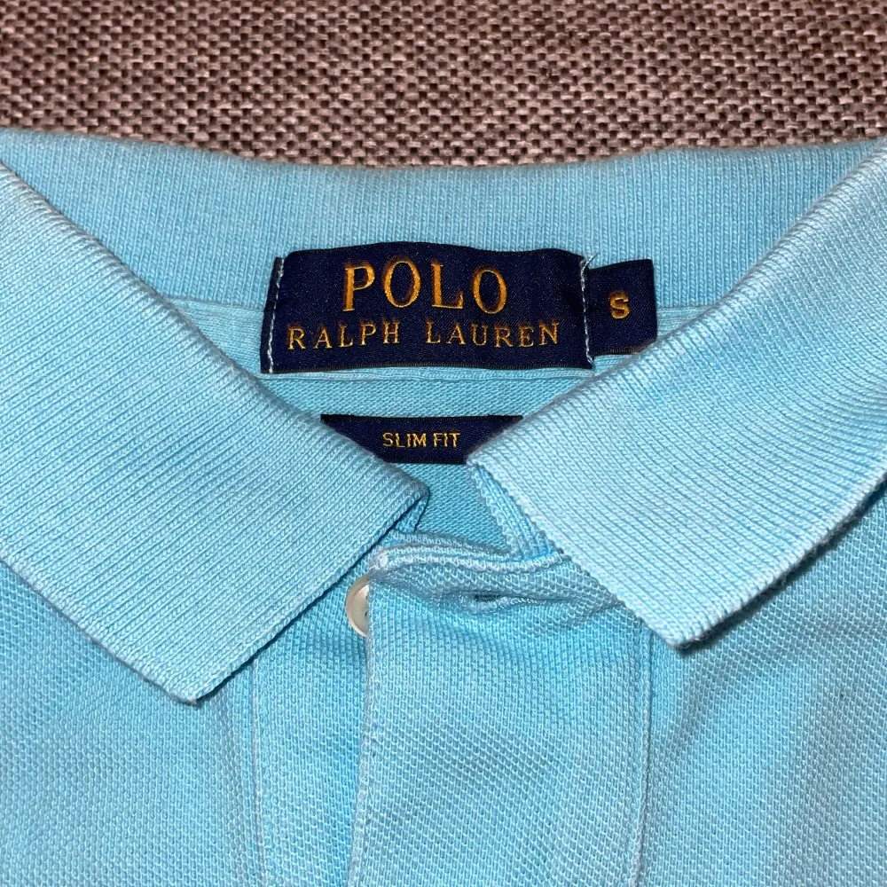 Turkos piké från Polo Ralph Lauren i storleken S slimfit . T-shirts.