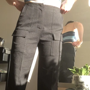 Svarta kostymbyxor - Ett par kostymbyxor från nakd med stora fickor frampå. Byxorna är i storlek M. Jag har sytt in midjan, men är jättelätt att bara sprätta upp det om man vill.