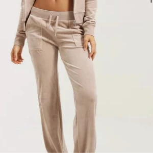 Juicy couture byxor - Juicy conture byxor jättefina och använt fåtal gånger💕 skriv för fler bilder eller frågor:)