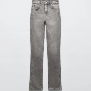 zara jeans  - säljer nu mina fina gråa populära jeans från zara med split längst ner på benen! endast använda några gånger  och nästan nyskick❤️‍🔥storlek 32 men passar även större storlek! 