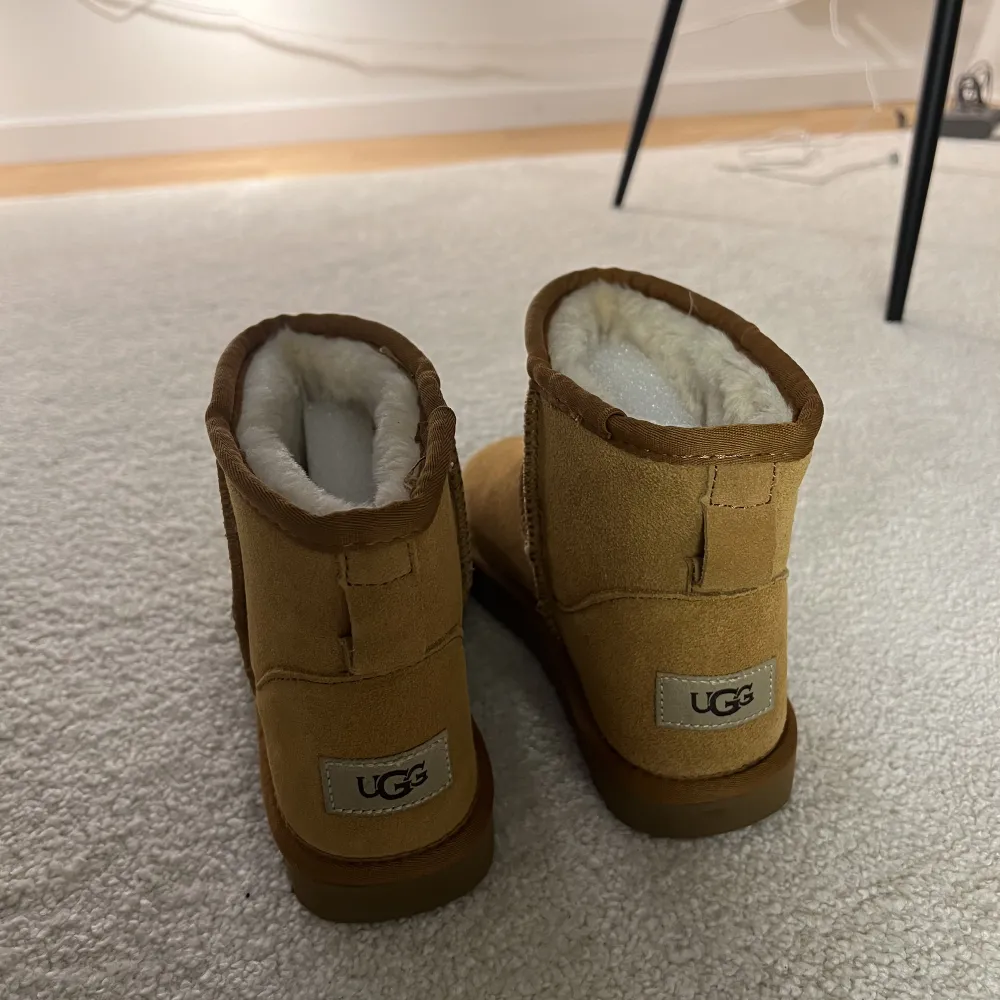 Säljer helt nya fake uggs, oanvända. De sitter lite för tajt på mig och fick inte möjligheten att returnera. Har vanligtvis stl 38/39. Skor.