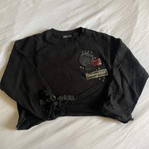 Säljer denna croppade Bershka tröja. Den har fina detaljer såsom applikationer vid bröstet och rosetter vid ärmarna. Stl. M, ganska liten i storlek..