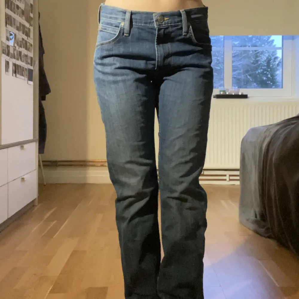 jeans som inte kommer till användning. Bra skick köpta secondhand. Vet tyvär Inte storleken och vågar inte gissa på jeans. Jag är 157 cm lång och dom är lite långa för mig. Var ofta 36 i byxor och på mig sitter dom ju lite löst.Skriv gärna för bild/info 💞. Jeans & Byxor.