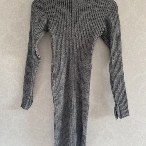 Grå långklänning  - Grå långklännign med liten krage  Storlek: Small  Sparsamt använd 