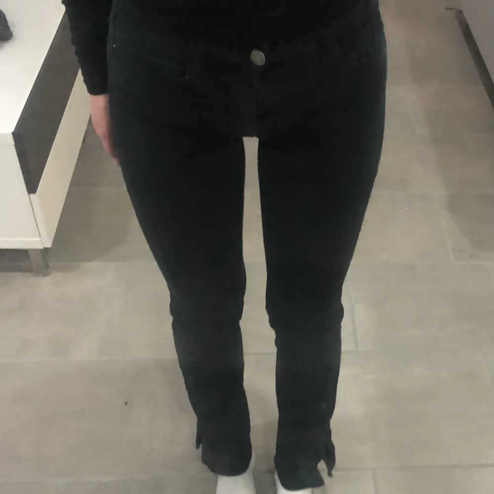 Svarta fina jeans med slits längst ner. Säljer dom efter som dom blivit för korta för mig som är 164 cm endast att höra av sig för fler bilder eller info :) . Jeans & Byxor.